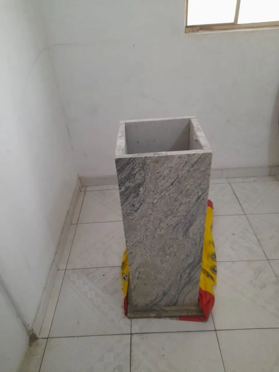 Granite Table in Excellent Condition64209947719298123