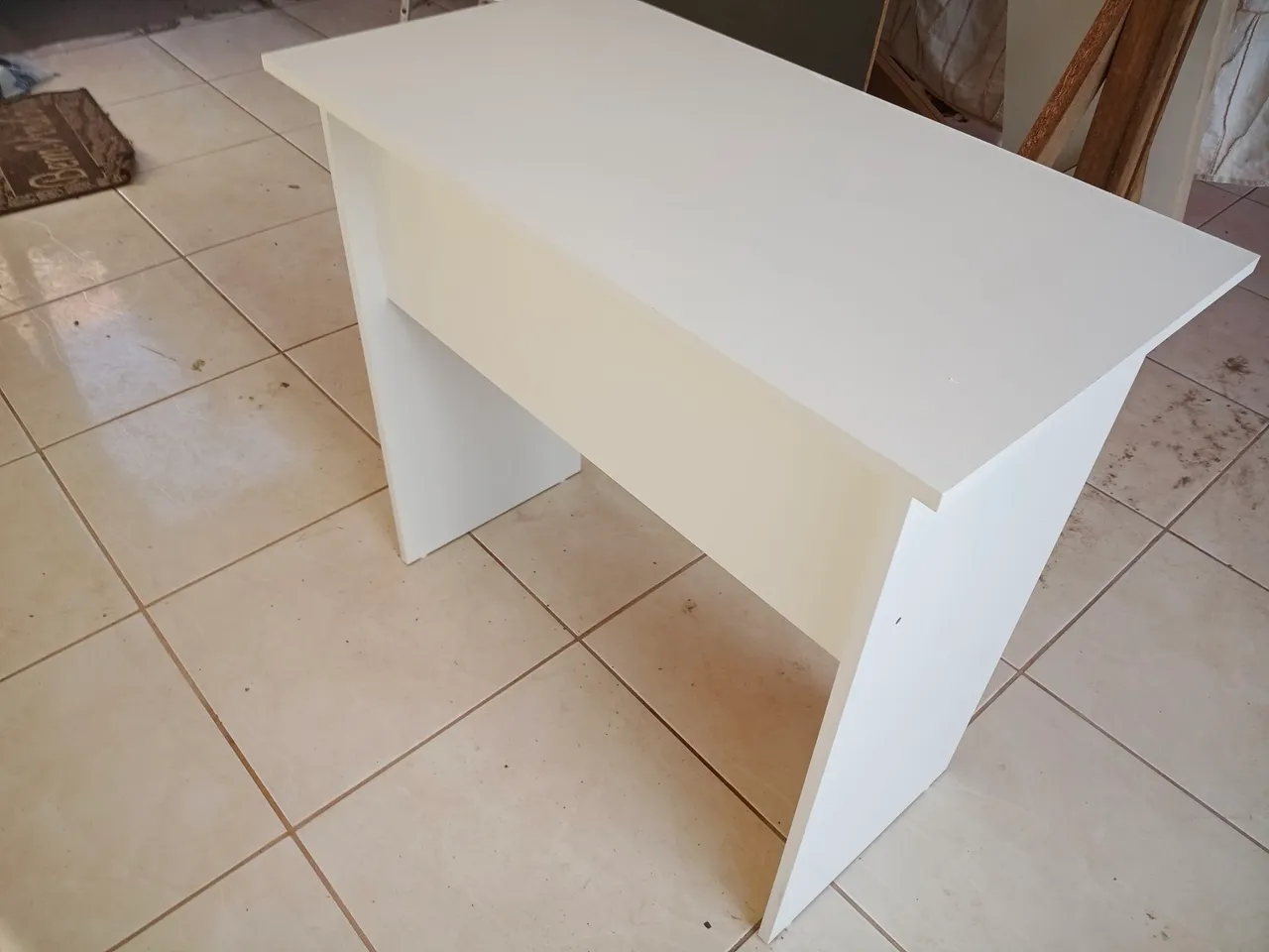 Escrivaninha branca moderna