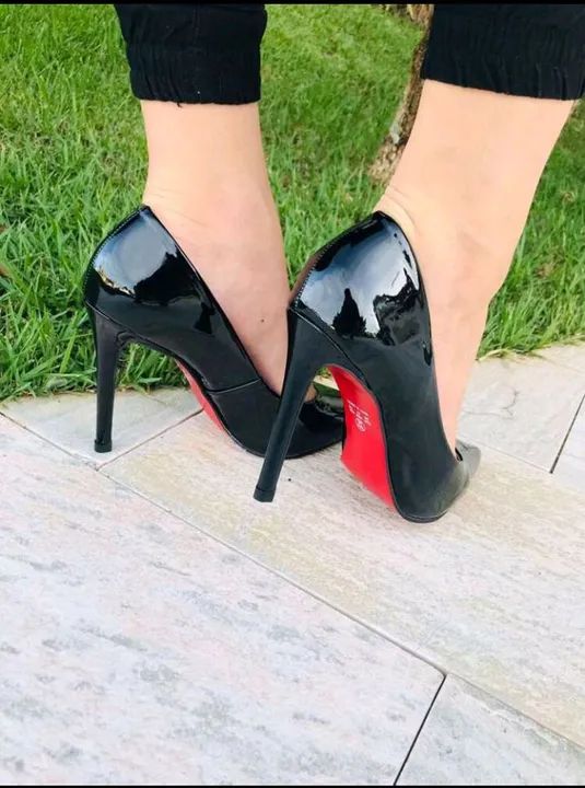 Salto Alto Scarpin Preto de Solado Vermelho - Foto 4