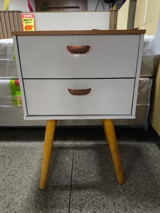 Mesa Cabeceira Janus 2 Gavetas - Branco com Pés de Madeira - Foto 2