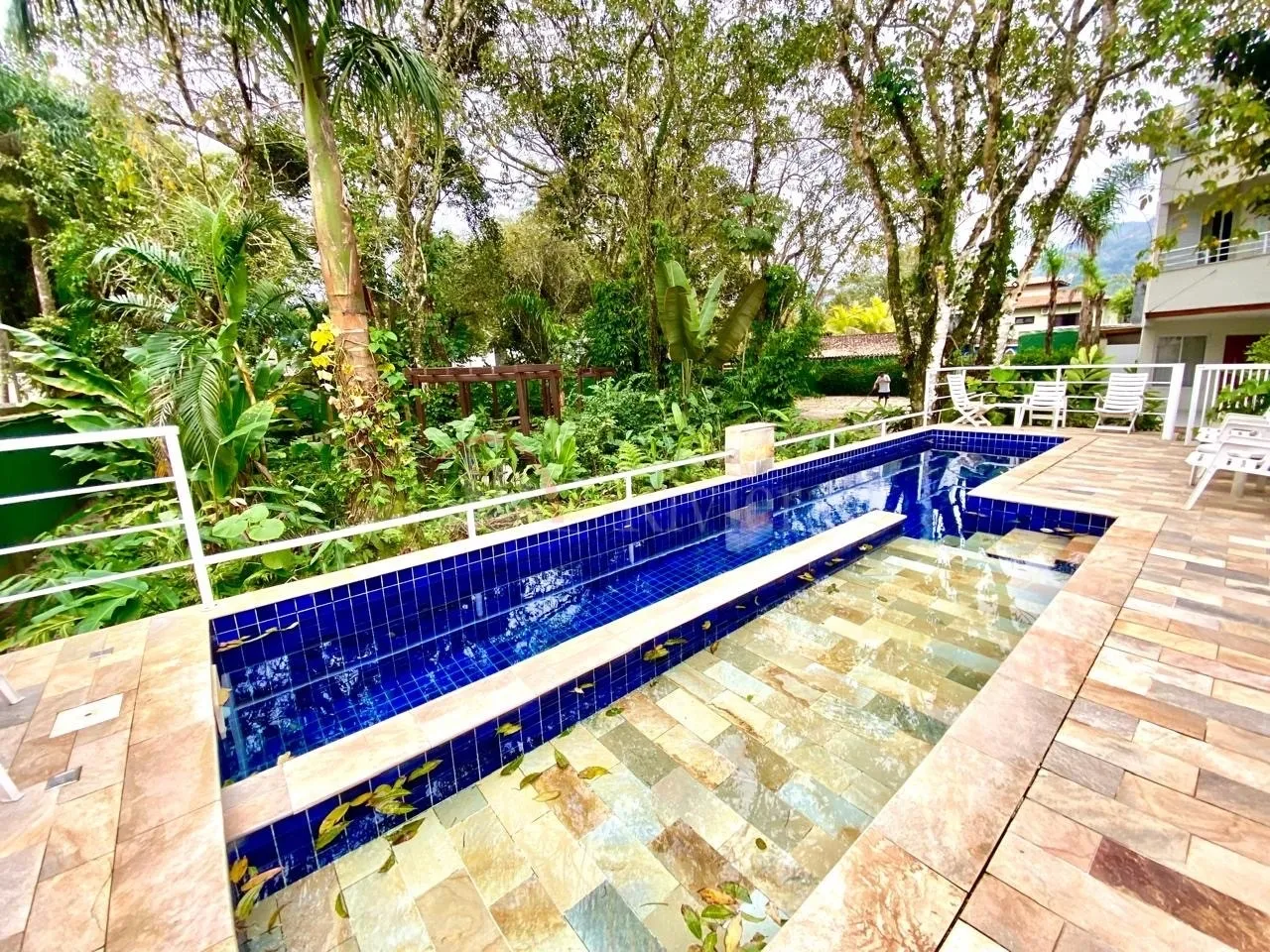 Linda Casa Disponível para Locação Anual em Condomínio Fechado na Praia de Juquehy, a 80 M
