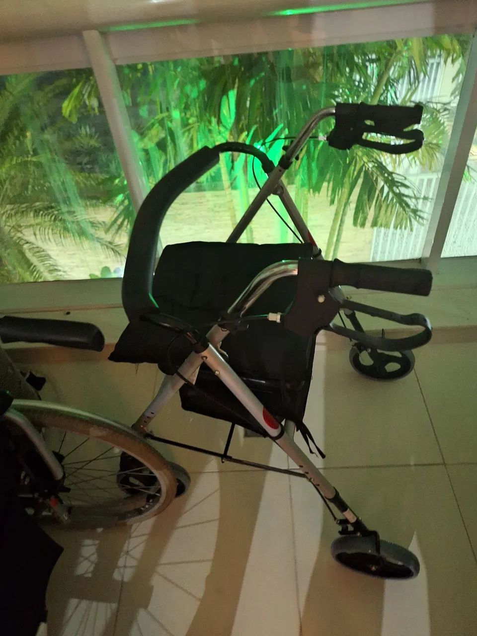 Andador para Idosos com Assento e Freio