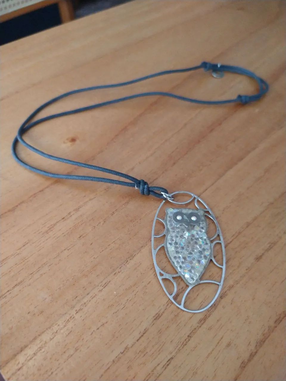Colar Coruja em Metal com Pedrarias