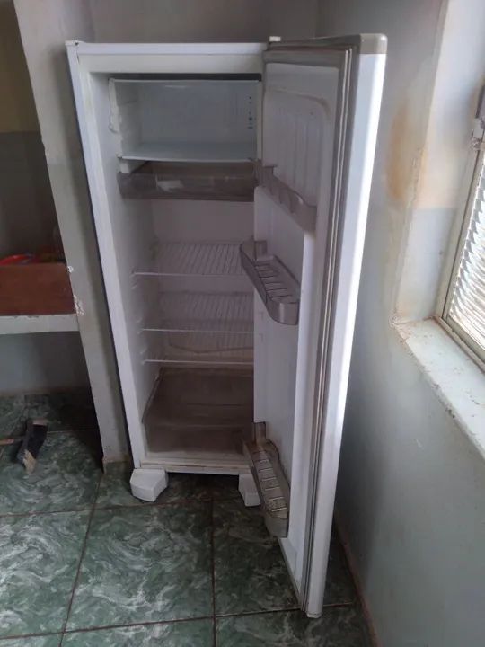 Geladeira Pequena em Ótimo Estado - Foto 2