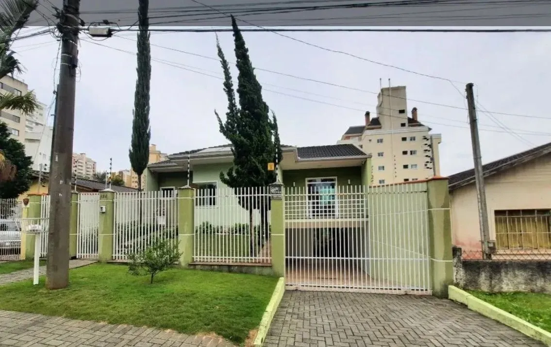 Casa para aluguel com 580m² e 6 vagas em Curitiba