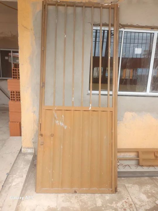Porta de ferro com grade