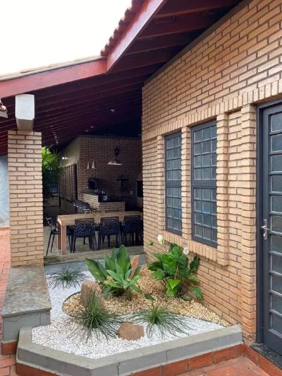 Oportunidade Excepcional: Ampla Residência com Edícula no Colinos - Foto 5