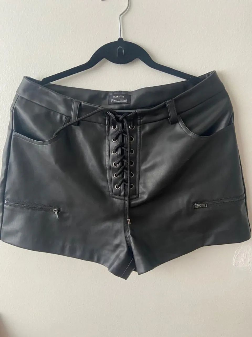 Shorts de couro sintético com amarração 