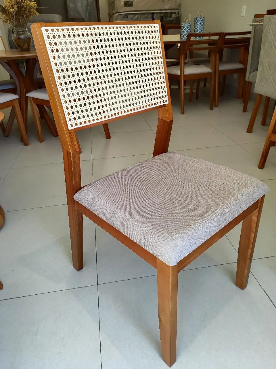 Mesa de Jantar Elegante, Tampo com vidro Off White, Pés em Madeira - Foto 2