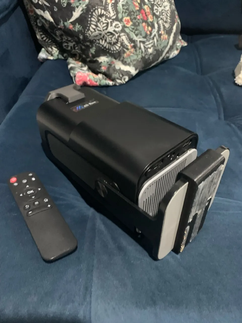Projetor Portátil com Suporte e Controle Remoto