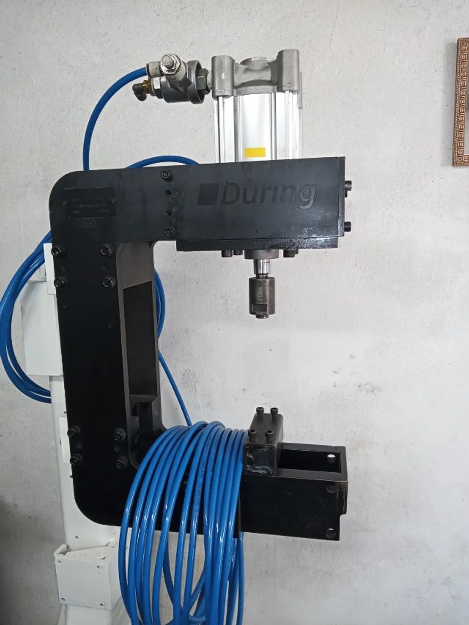 Vendo Prensa pneumática com capacidade de 500kg com pedal de acionamento.