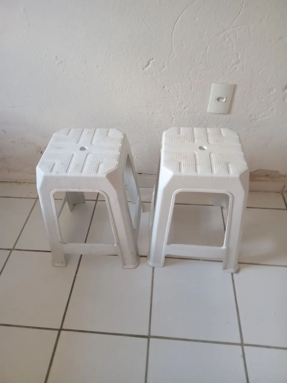 Dois Bancos de Plástico Branco por 30 reais os 2 - Foto 3