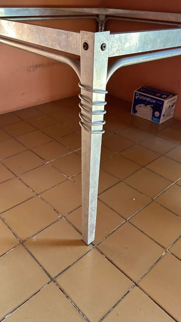 Mesa de Jantar em Alumínio - Ótima para o seu Lar! - Foto 3