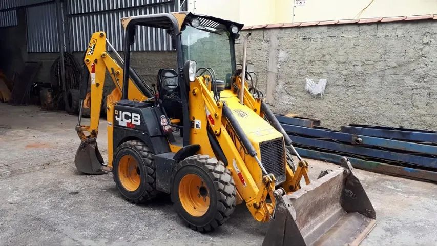  MINI RETROESCAVADEIRA JCB 1CX Ano 2013
