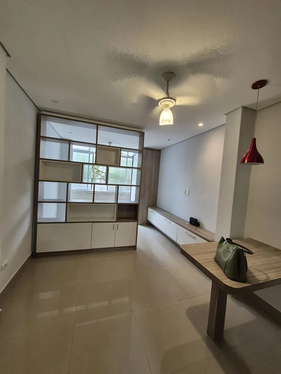 Sala living a Venda na quadra da praia do Boqueirão - Santos - SP.