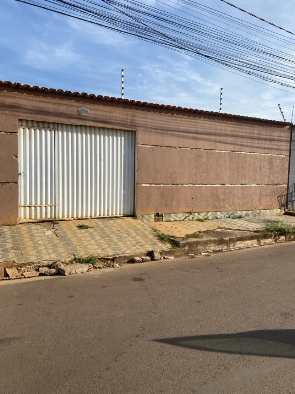 Aluga esta casa com dois quartos na c jardim bem próximo do colégio Teresinha de Jesus