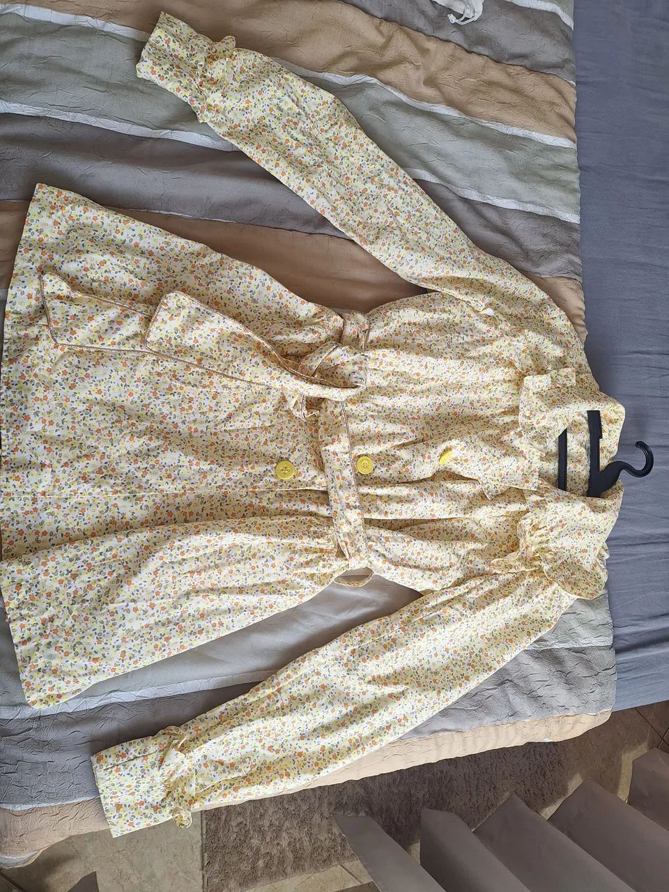 Vestido Maria Filó floral com cinto e borda dourada - Foto 2