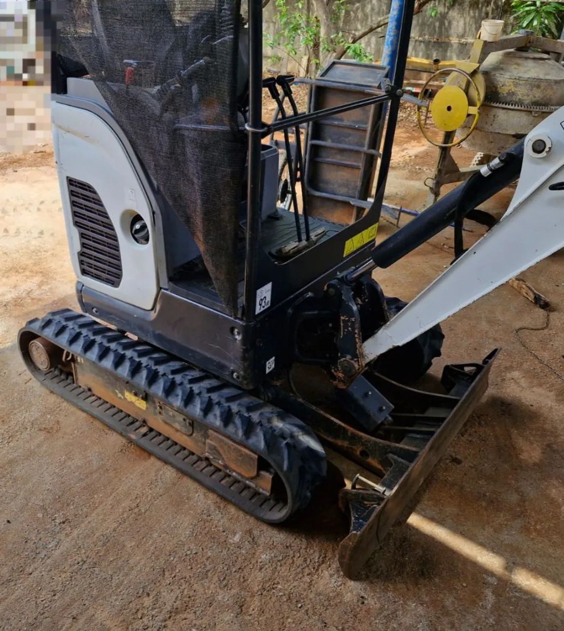 Mini escavadeira compacta Bobcat E20 e implementos 