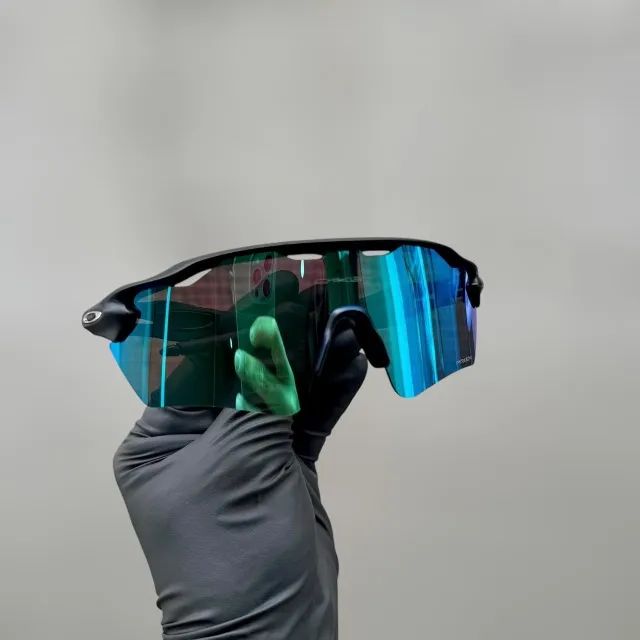 Óculos Oakley R82