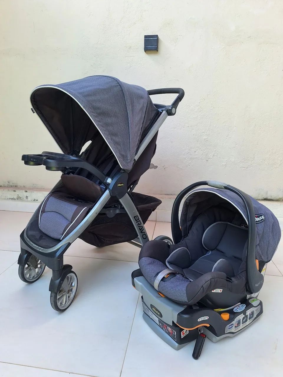 Carrinho de Bebê<br><br>Carrinho De Bebê Chicco Bravo Com Bebê Conforto Isofix