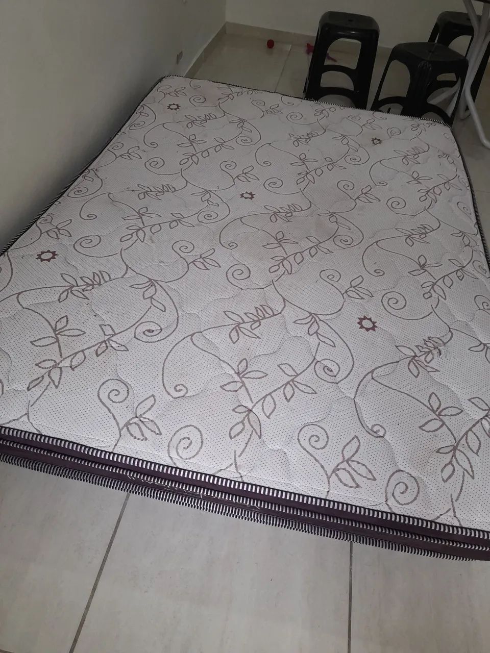 Colchão de casal com design floral