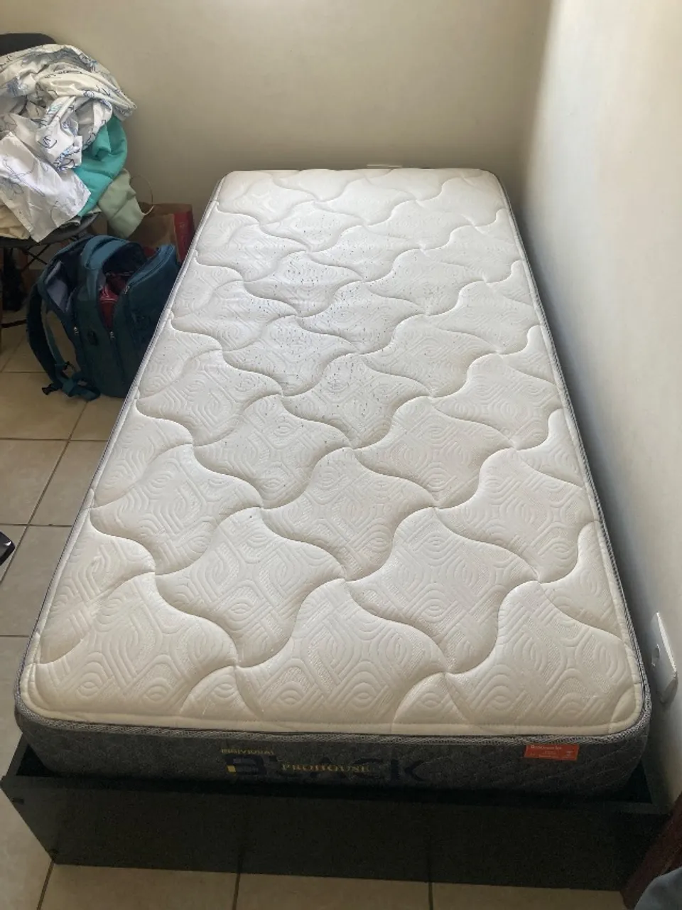 Cama de solteiro (box + colchão de molas)