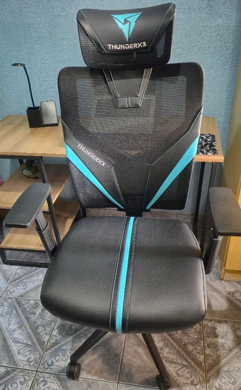 Cadeira de escritório ThunderX3 YAMA1 gamer ergonômica preta e