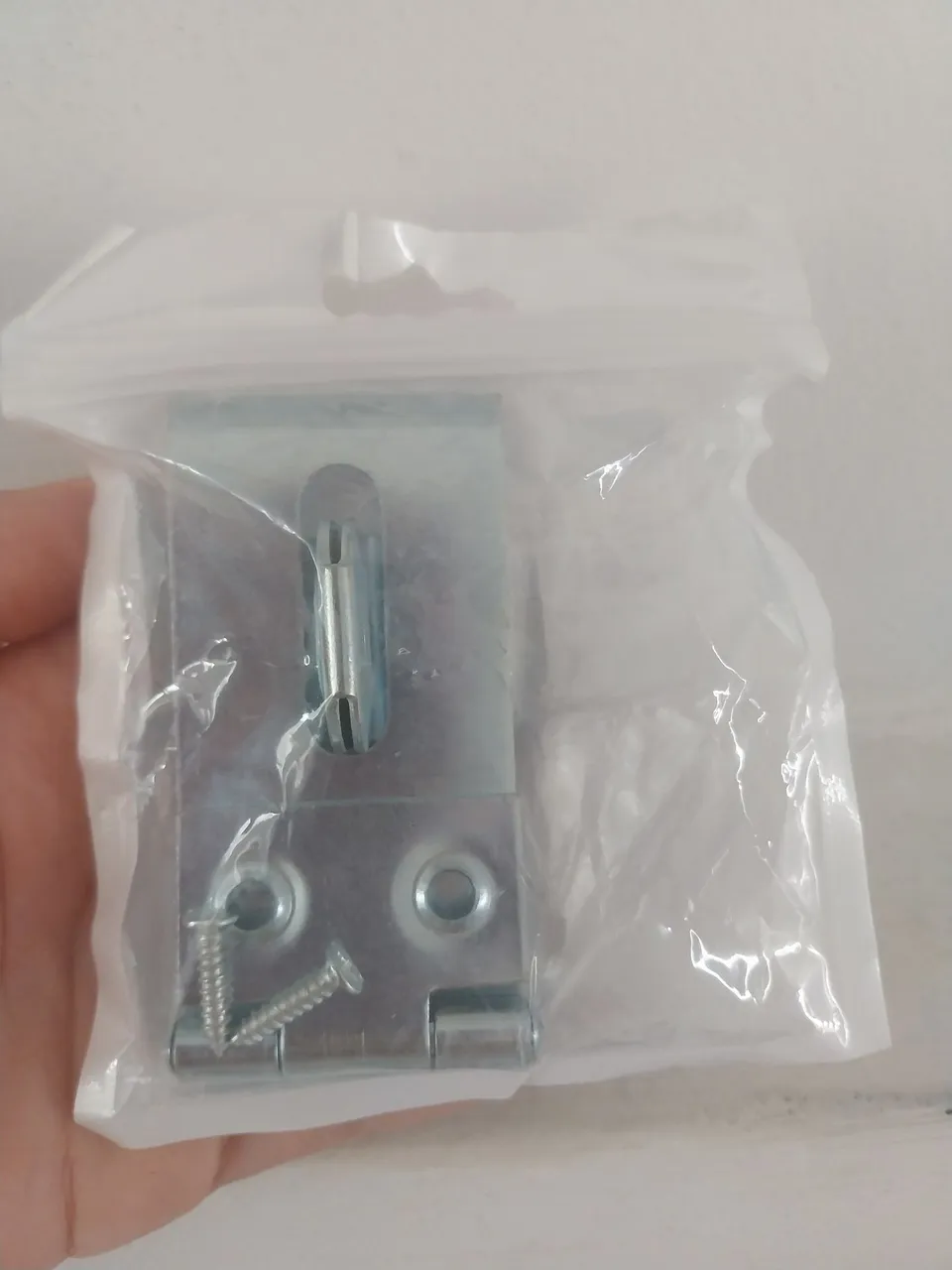 Trinco de segurança para portas e janelas