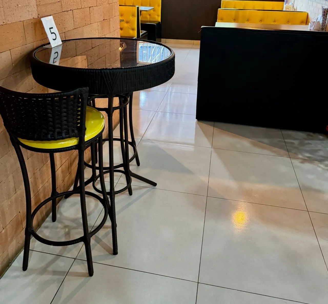 Conjunto de bistrô + 2 banquetas novas - Foto 4