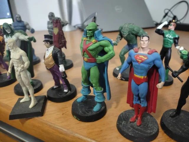 Miniaturas Eaglemoss da Marvel e DC Comics + miniaturas Kinder Ovo