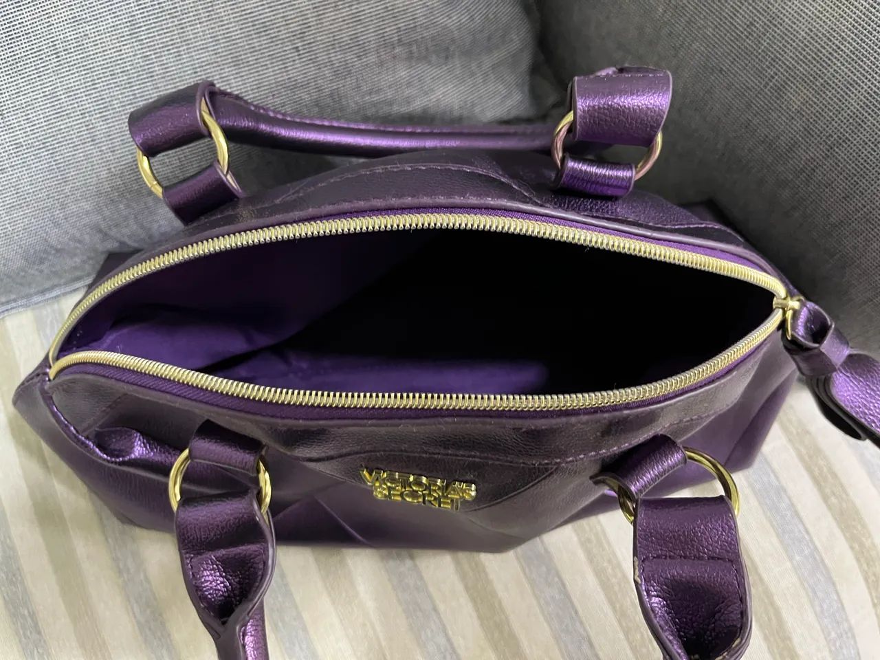 Bolsa de mão Victorias Secret roxa 
