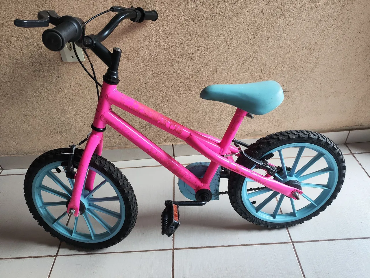Bicicleta Infantil Rosa com Rodas Azuis