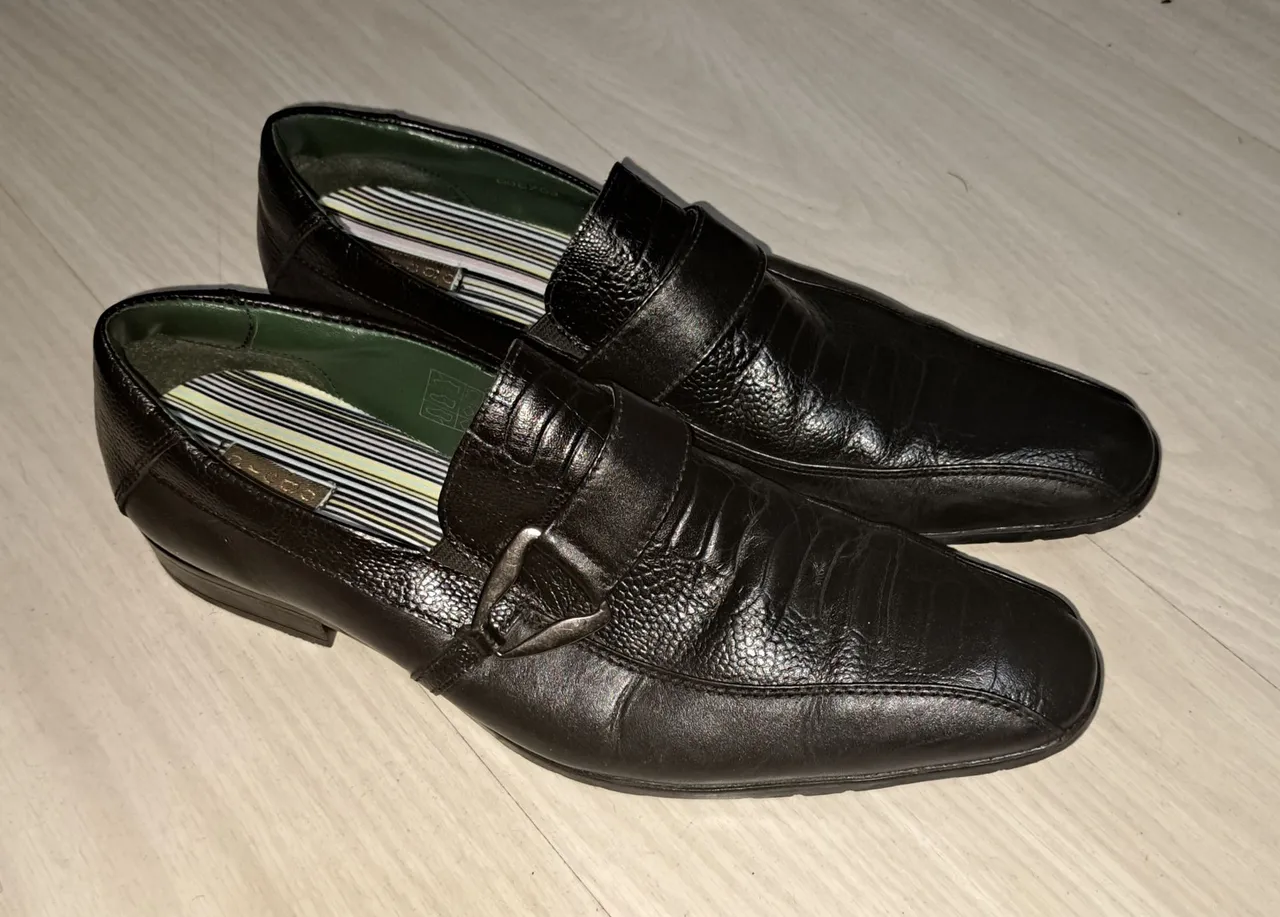 Sapatos de couro preto com fivela