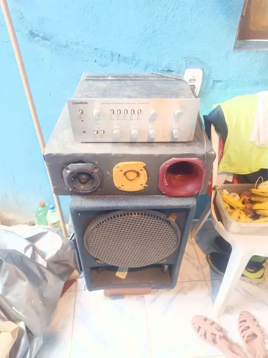 Amplificador com uma boca de 15 potênte 