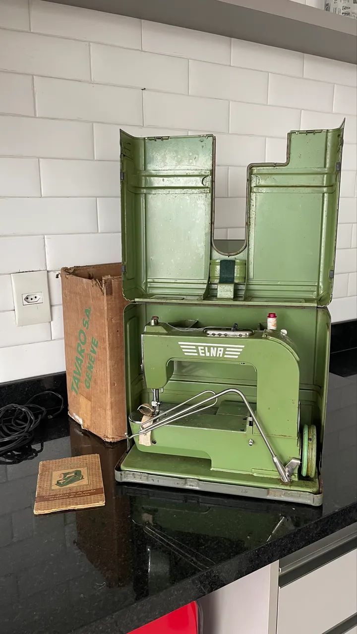 Máquina de costura antiga importada Elna funcionando
