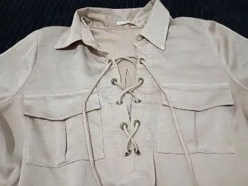 Camisa feminina bege com cadarço - Foto 2