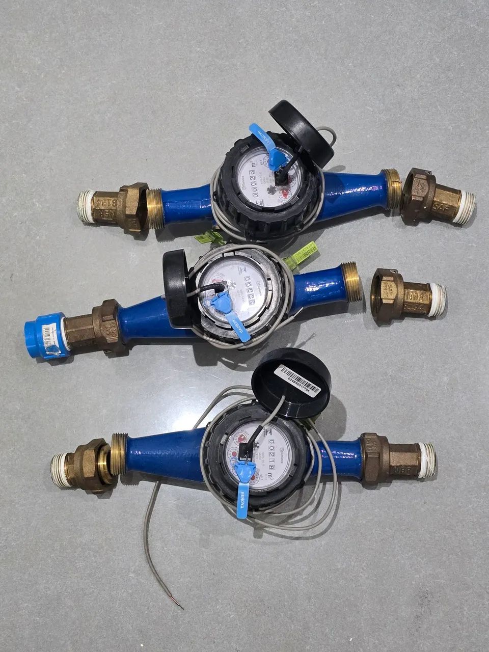 Três Hidrômetros de 1" para Instalações Hidráulicas