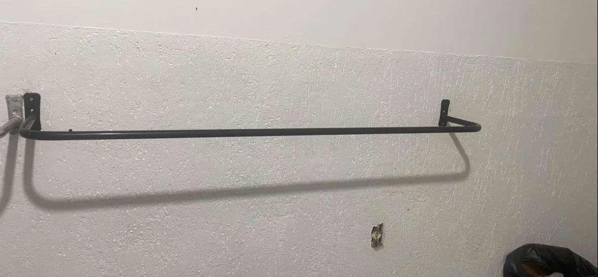 Araras de roupas em perfeito estado, tem preta e de inox