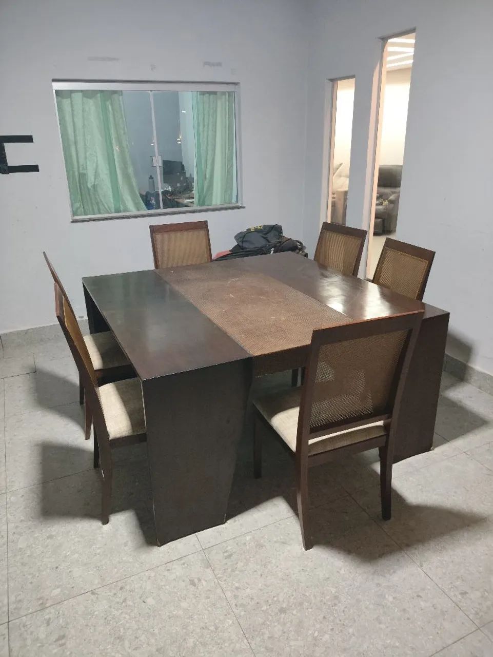 Mesa de madeira com 6 cadeiras