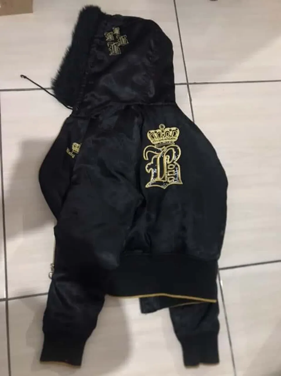 Jaqueta Bomber Preta com Detalhes Dourados