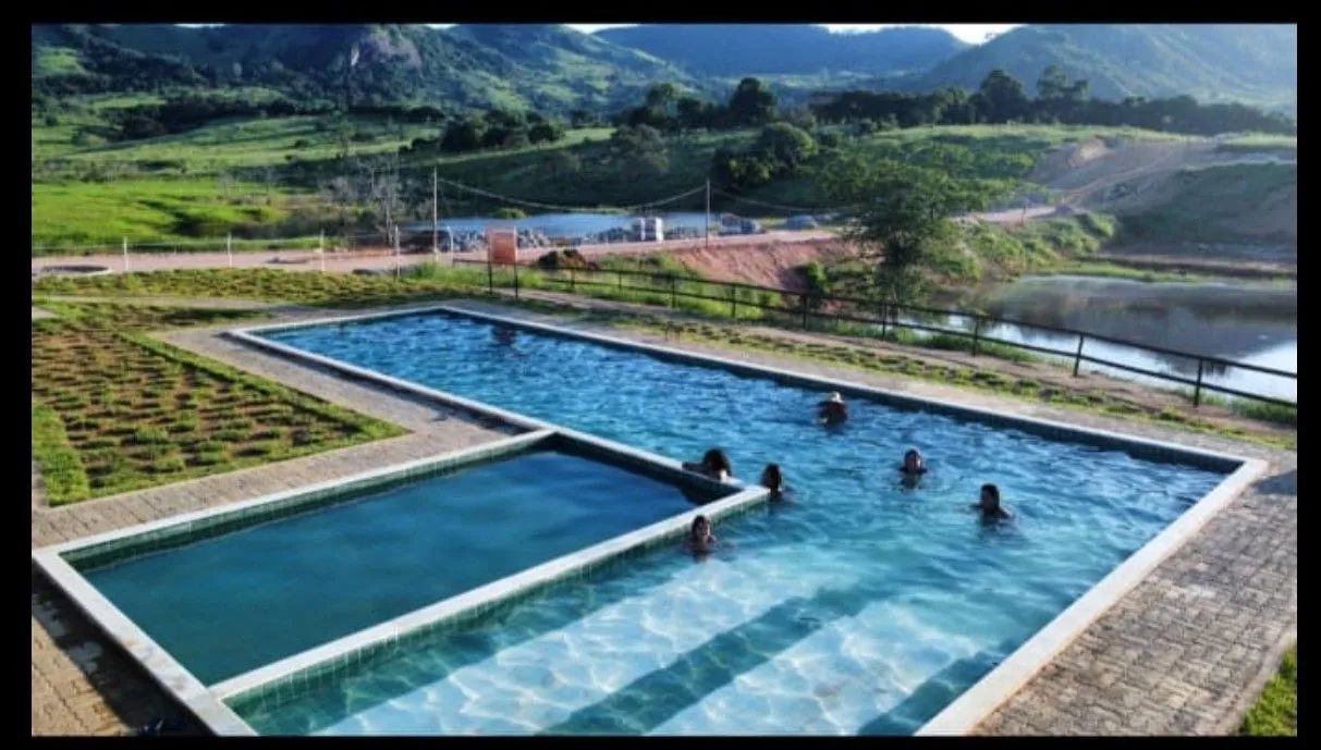 Terreno com piscina e área verde em local tranquilo