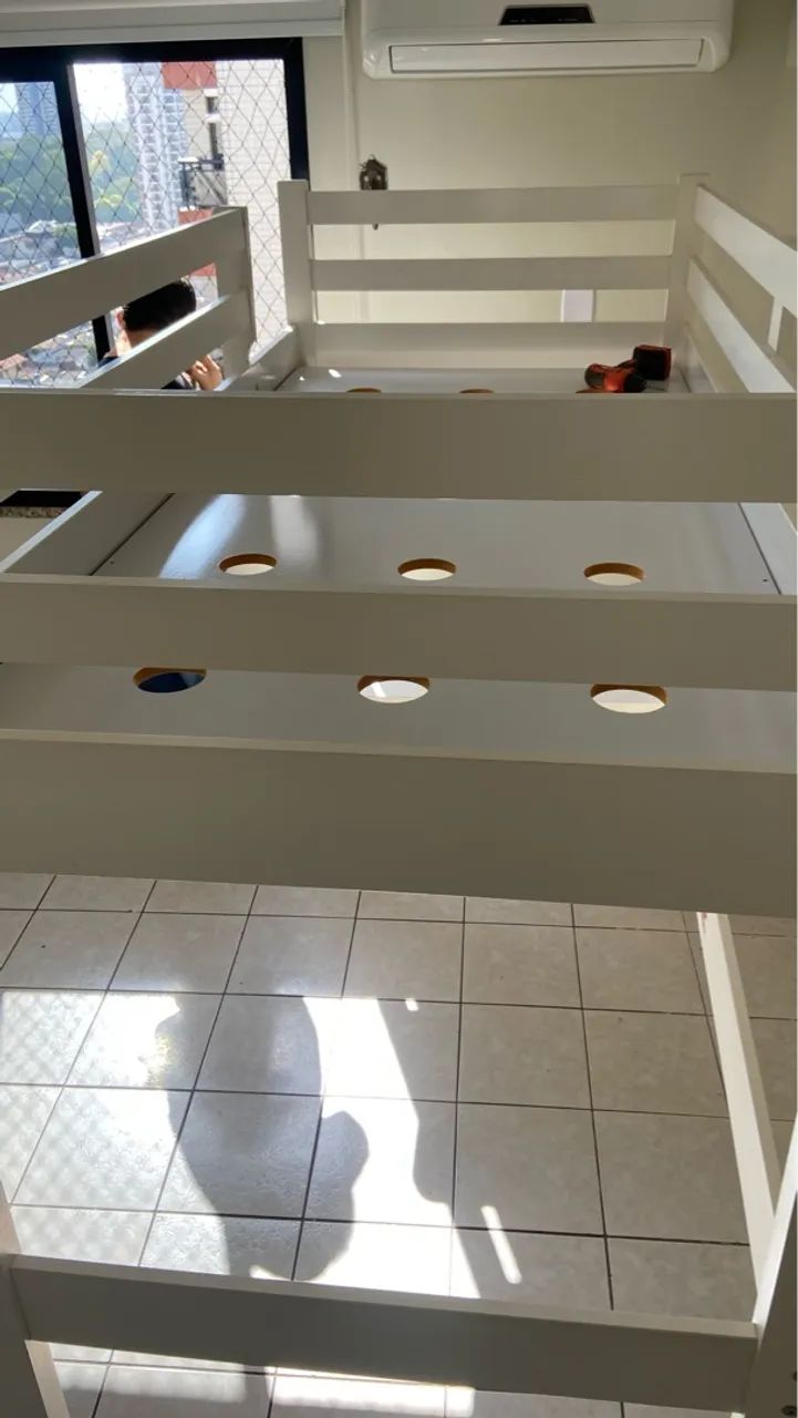 Cama suspensa com escrivaninha Tok Stok semi nova