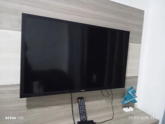 Smart tv de 32 polegadas com control. Óptimo estado e funcionando tudo certinho