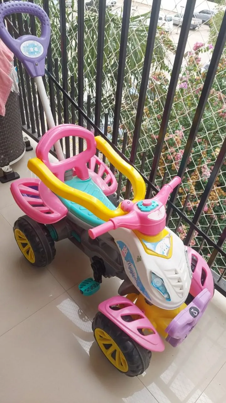 Triciclo Infantil com Haste de Empurrar - Rosa