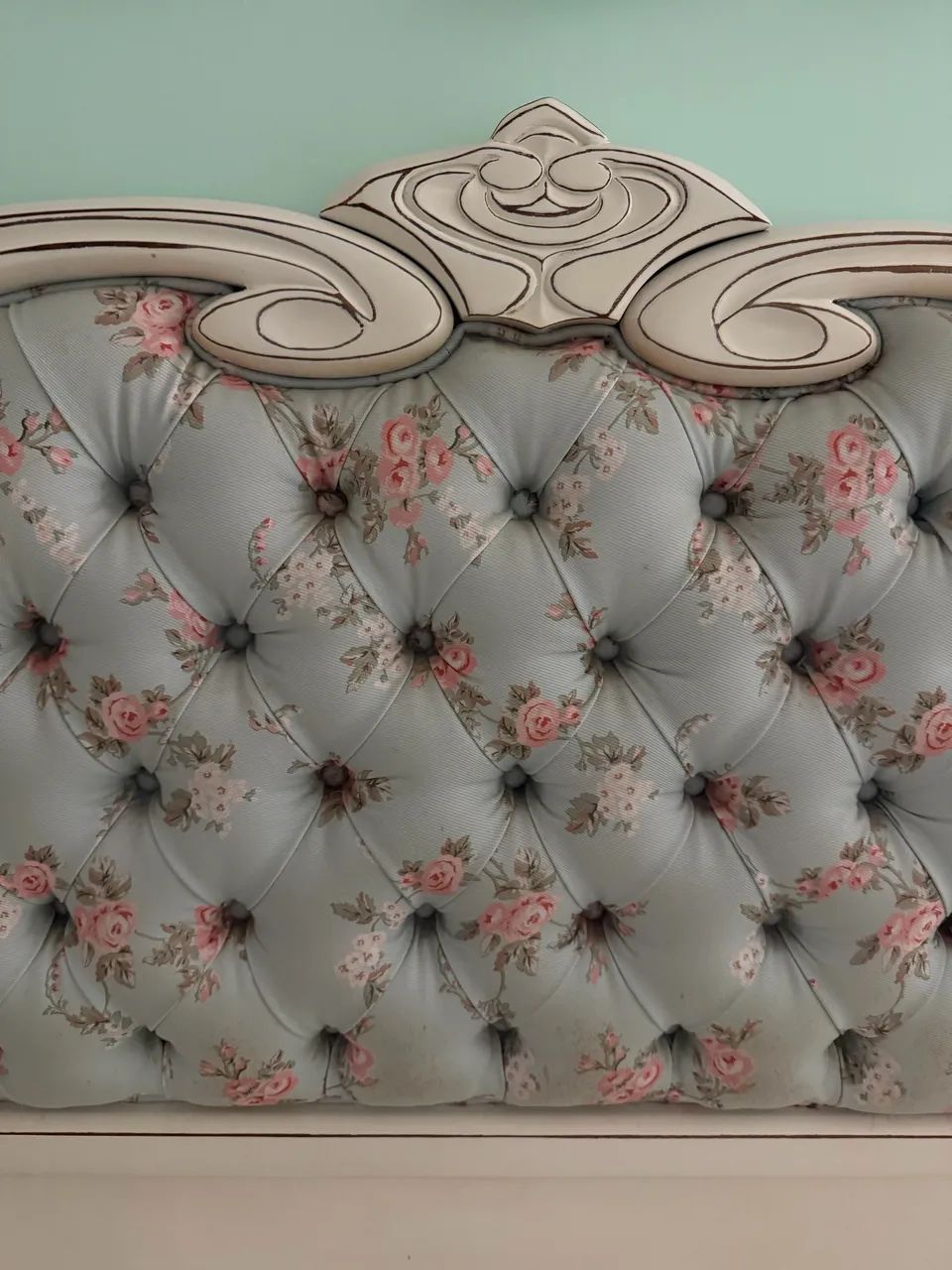 Cama provençal com cabeceira estofada capitonê e cama auxiliar com colchão  - Foto 2