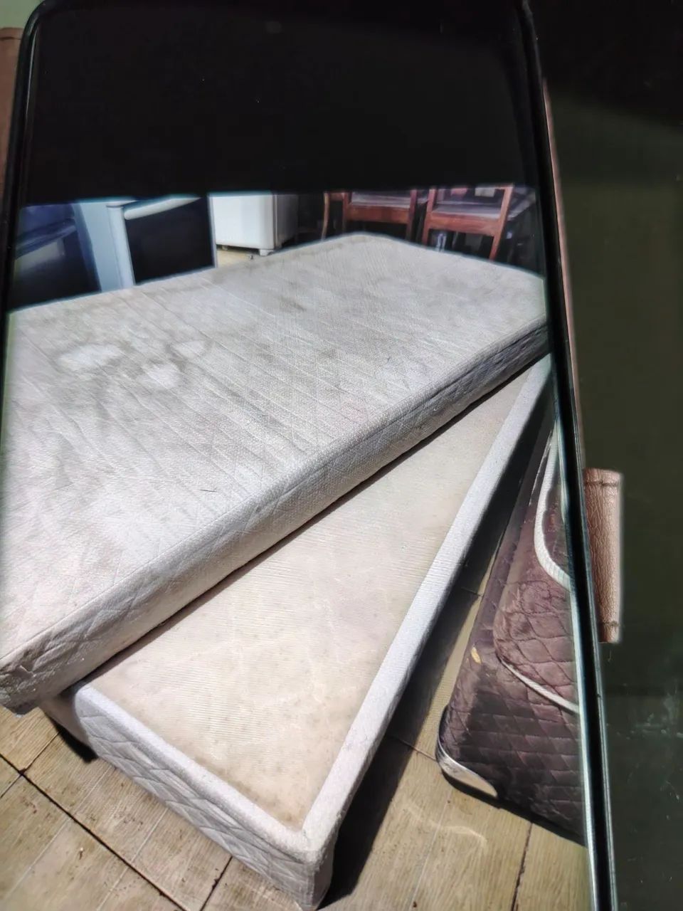 Cama box solteiro usada só por capa no colchao - Foto 2