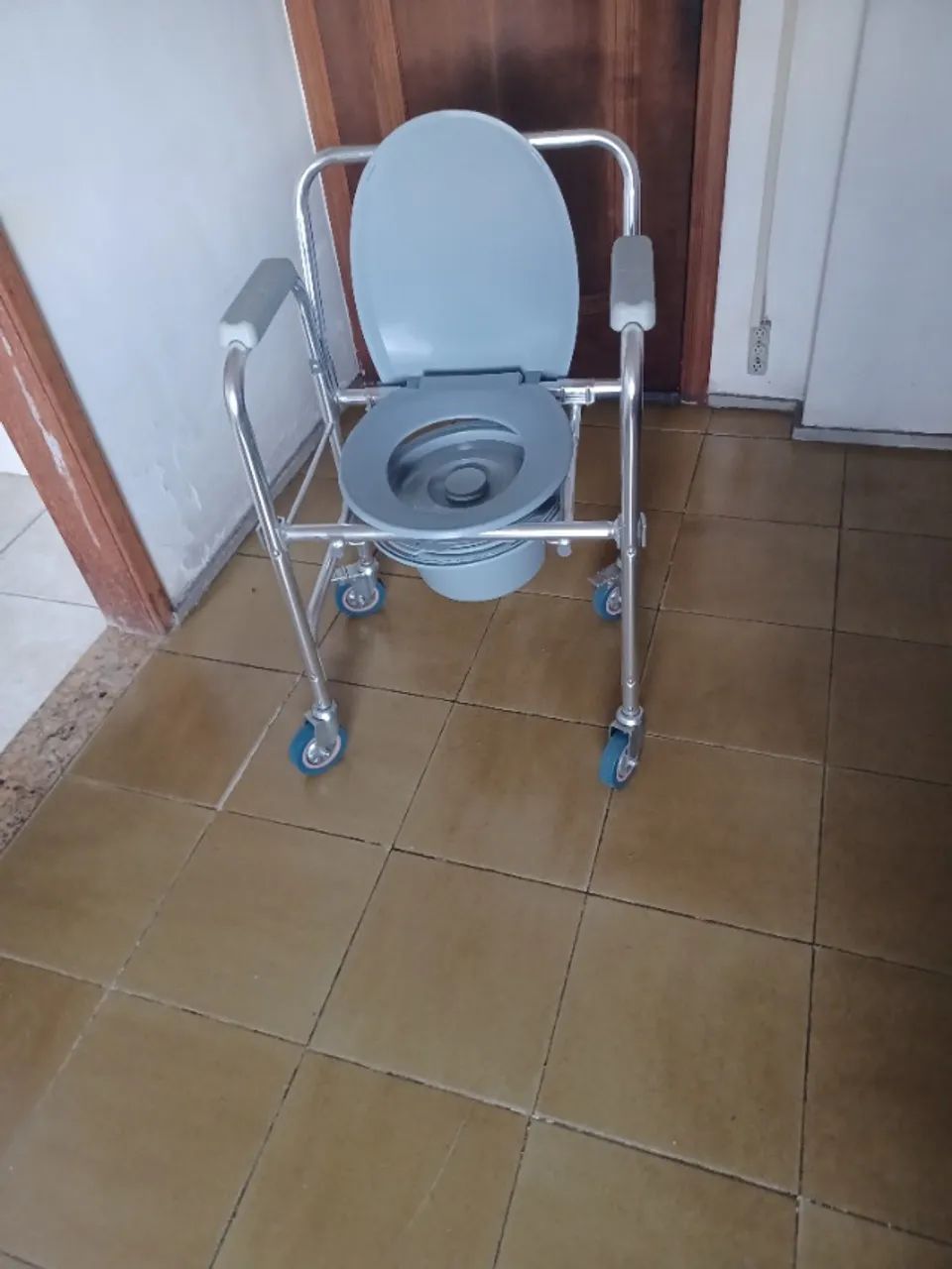 Cadeira higiênica MOBIL em alumínio  - Foto 5