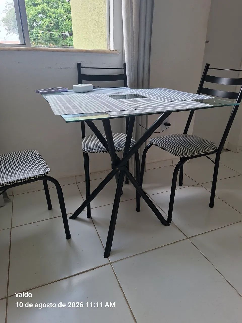 Mesa com cadeiras de metal 