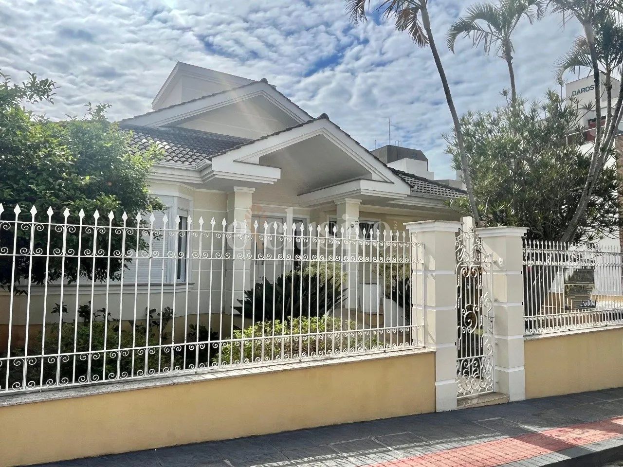 Casa 4 dormitórios (2 suítes) em Coqueiros - Foto 2