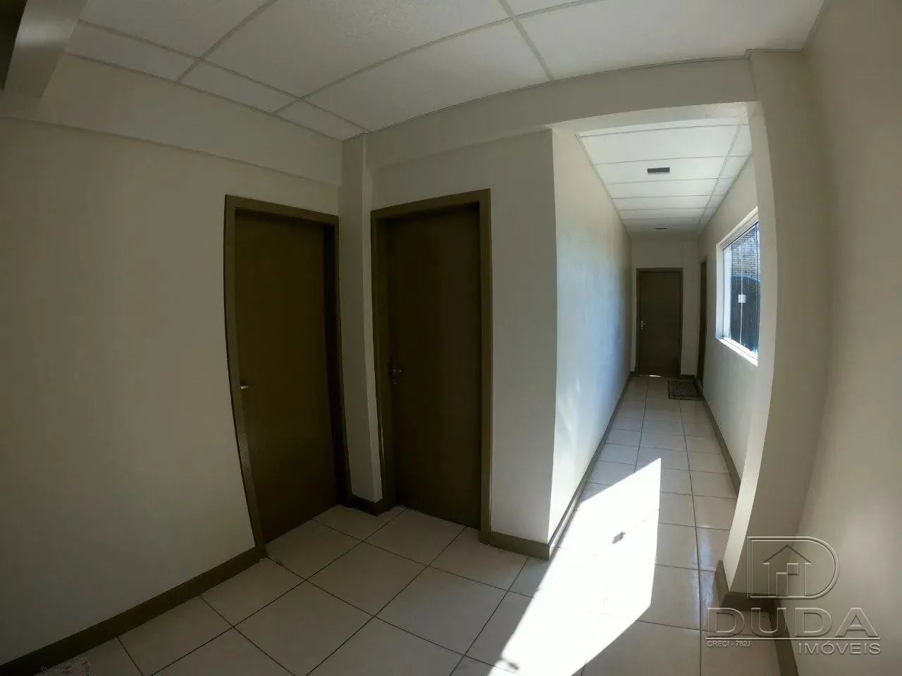 na avenida principal de cidade - Foto 5